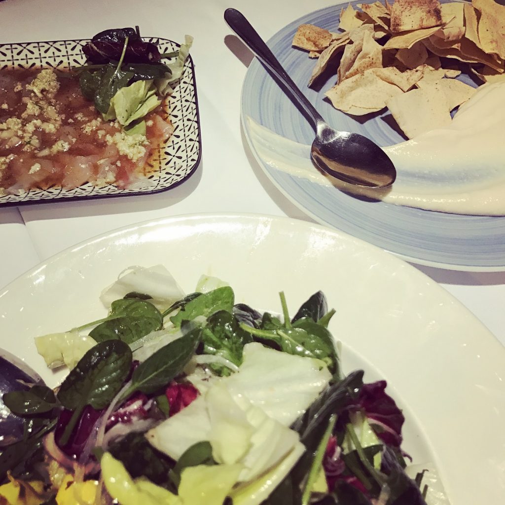 Λαυράκι carpaccio (μαριναρισμένο σε lime), η φημισμένη ταραμοσαλάτα Βασίλαινας & η πολύ ισορροπημένη πράσινη σαλάτα με dressing lemongrass