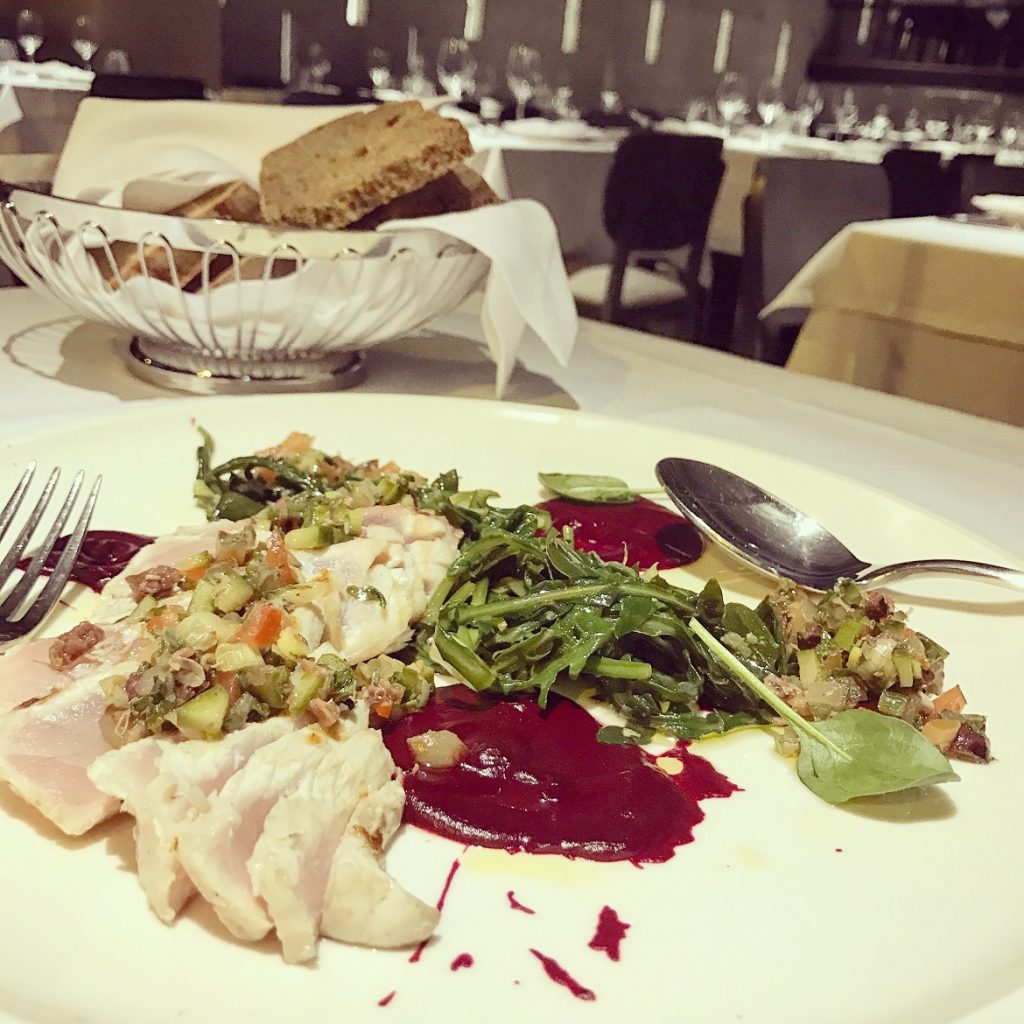 Μαγιάτικο σχάρας (σερβίρεται ψημένο tataki) με πουρέ από ψητά παντζάρια, σταμναγκάθι & ελληνική σαλάτα