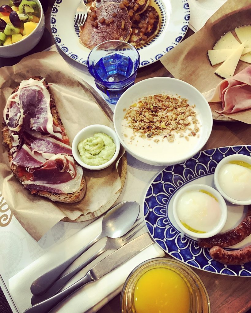 Super breakfast (με jamon Iberico, εννοείται) στο cocktail-restaurant Hermosos y Malditos στο ισόγειο του TOTEM