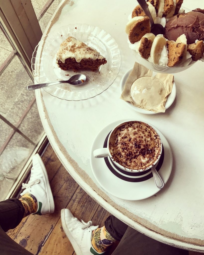 Όχι & τόσες πολλές επιλογές για καλό καφέ & γλυκά. Worth-mentioning εξαίρεση το μικρό καφέ-κρεπερί-παγωτατζίδικο La Rue στη χιψτερογειτονιά της Malasana...