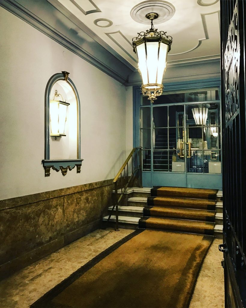 Η γοητεία & η ομορφιά της πόλης κρύβεται ακόμη και στις εισόδους των παλιών πολυκατοικιών στις αρχοντικές γειτονιές της, όπως η Salamanca