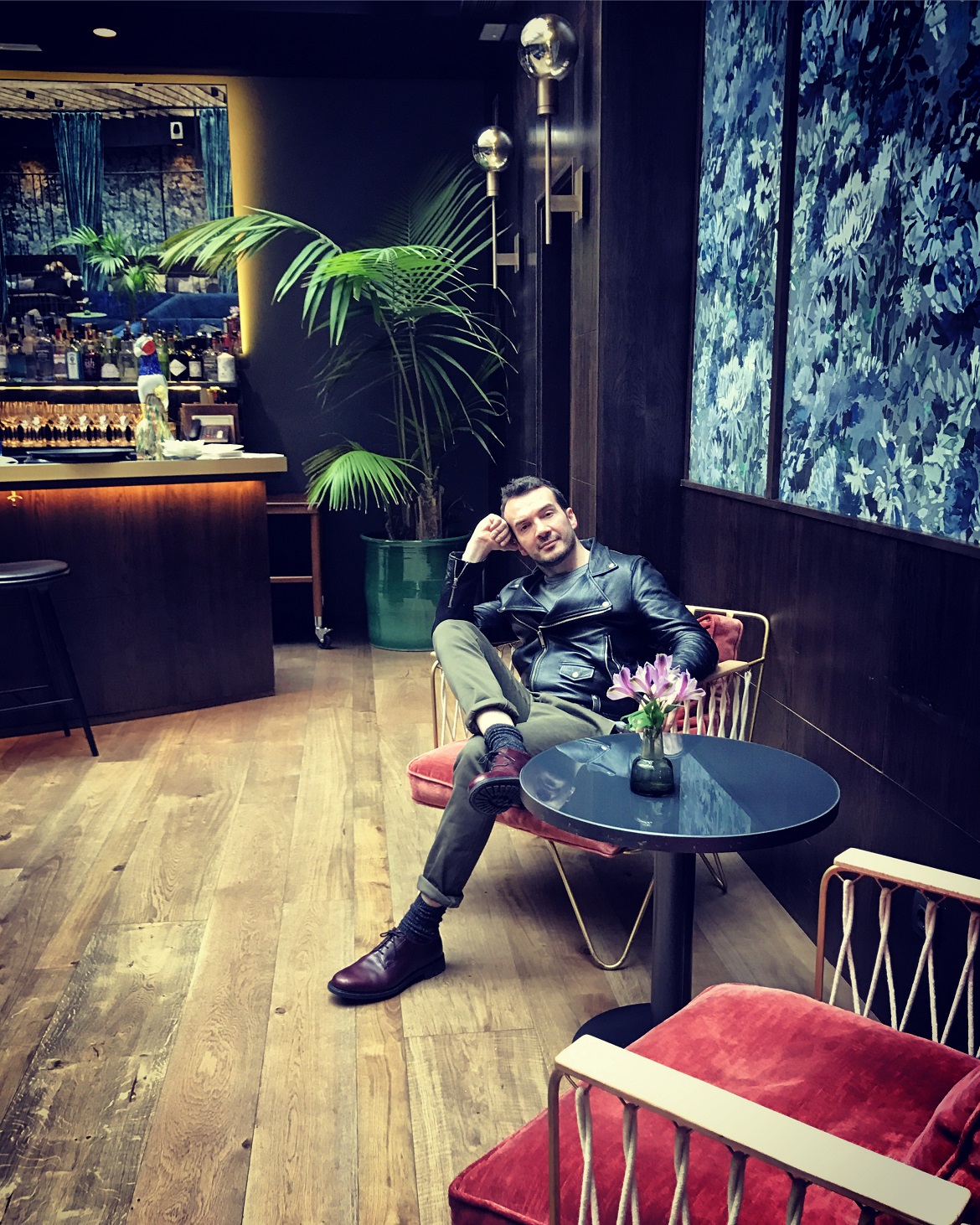 Στο lobby/cocktail bar του ΤΟΤΕΜ που τα βράδια του Σαββατοκύριακου γίνεται hot spot με dj!