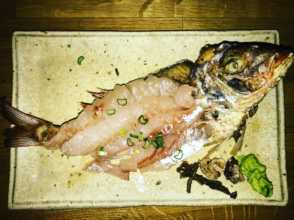 Sashimi από λυθρίνι πάνω στον σκελετό του ψαριού που -ναι ναι- τρώγεται! Οι φίλοι μου βρήκαν εξαιρετικό & το κεφάλι (που εγώ δεν πλησιάζω...)