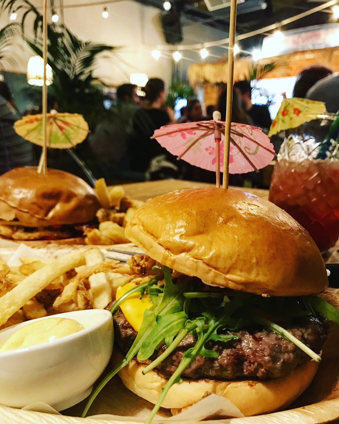 Burger feast! ANGUS YOUNG εδώ μπροστά & THE BIG KAHUNA (με φιλέτο αστακού από την Jamaica) στο background