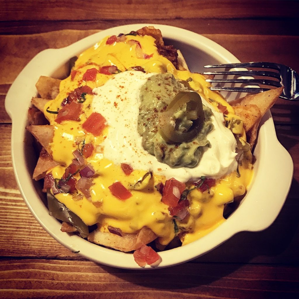 MEXICAN HERO NACHOS: Χειροποίητα nachos με chili con carne, cheddar, tomatillos, cactus nopalitos, γουακαμόλε & sour cream #nomnom
