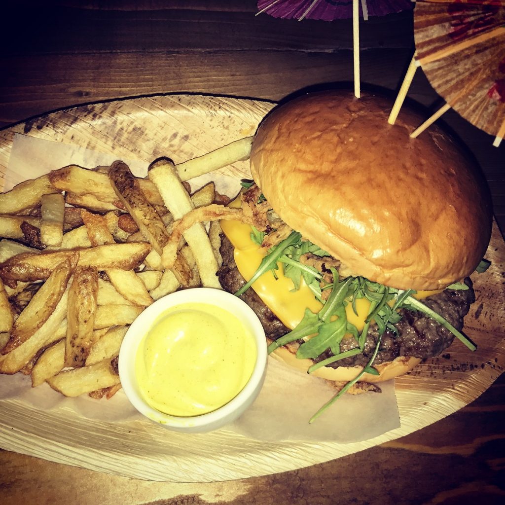 Αυτό για να καταλάβεις είναι το πιο απλό τους burger: ANGUS YOUNG με μοσχαρίσιο μπιφτέκι, cheddar, truffle mayo, baby ρόκα & crispy onions