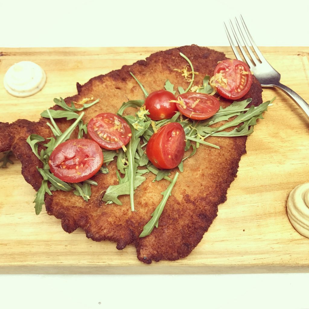 The Classic Schnitzel από χοιρινό βιολογικής κοπής (17 ευρώ -χωρίς συνοδευτικά που χρεώνονται έξτρα). Σου φαίνεται πολύ λεπτό & διακοσμητικά μίζερο; Έτσι ήταν...