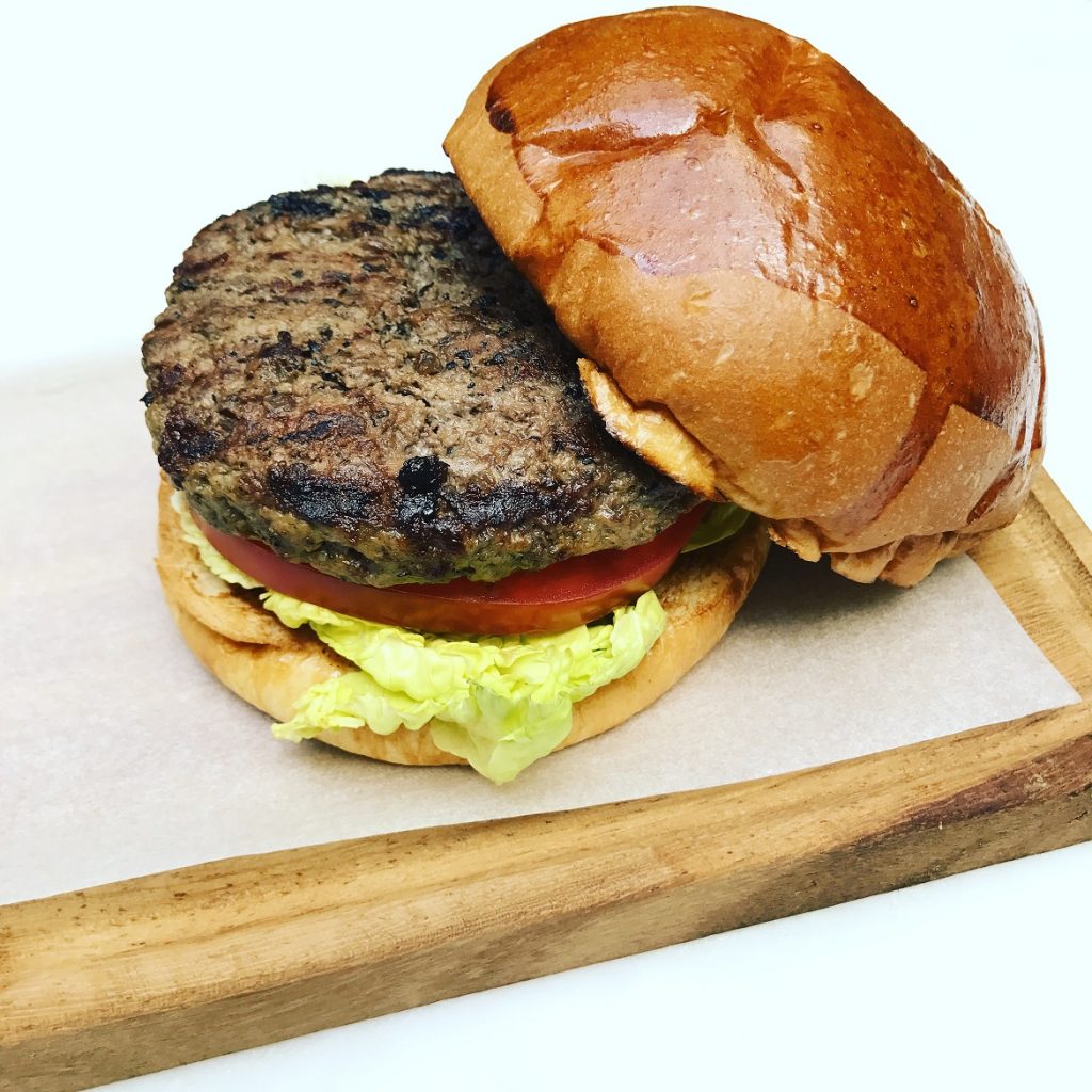 The Royal Burger (15 ευρώ -χωρίς σαλάτα/πατάτες/οτιδήποτε): χοντροκομμένος κιμάς Black Angus, μαγιονέζα τρούφας, τομάτες confit, καρδιές σαλάτας & χειροποίητο brioche με χοντρό αλάτι. Βλέπεις κάποιο foodporn εδώ;