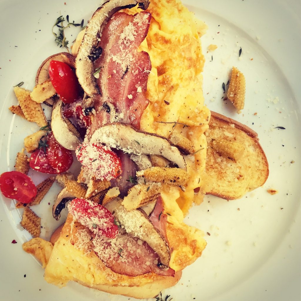 Ομελέτα (bacon, τυρί, ντομάτα, μανιτάρια, καλαμπόκι) 6,5 ευρώ