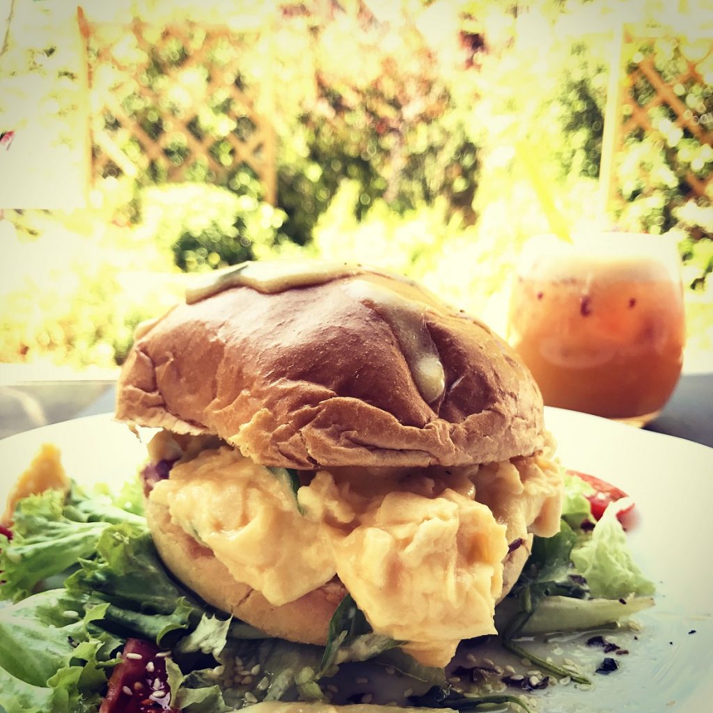 Eggslut (ψωμί μπριός, scrambled eggs, σως μπεαρνέζ, φρέσκο κρεμμυδάκι & καπνιστή μπριζόλα) 6,5 ευρώ