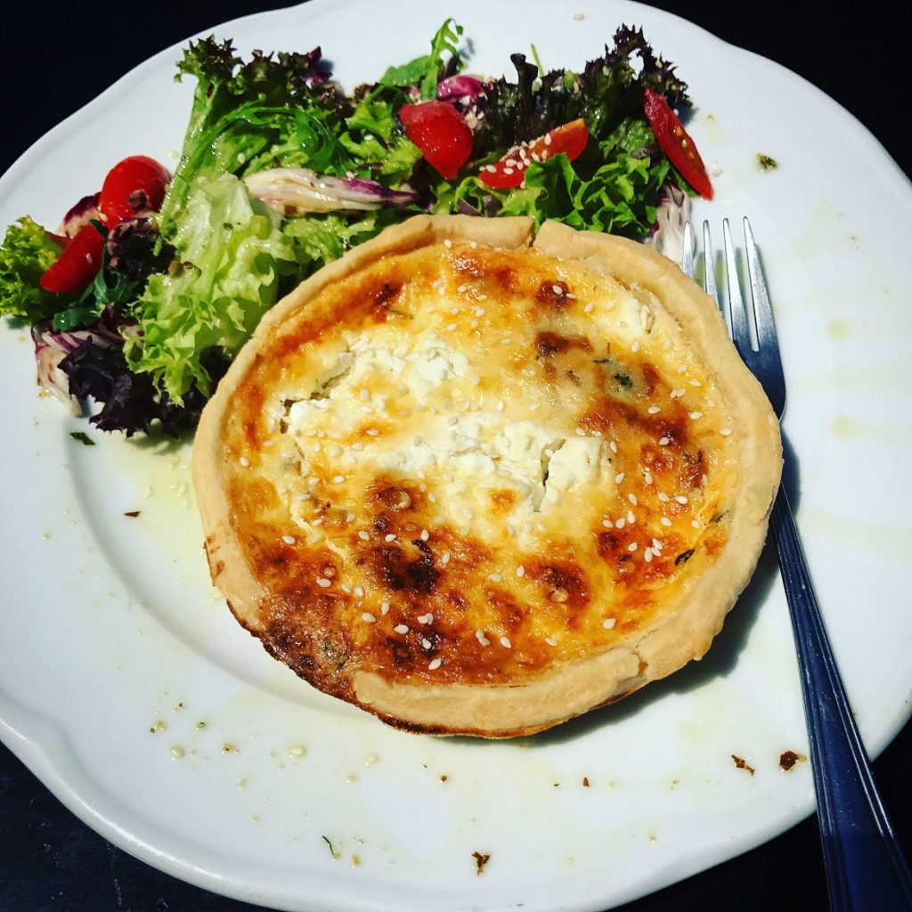 Αλμυρή τάρτα by Pasta Flora (με καραμελωμένα κρεμμύδια & κατσικίσιο τυρί) 5,5 ευρώ