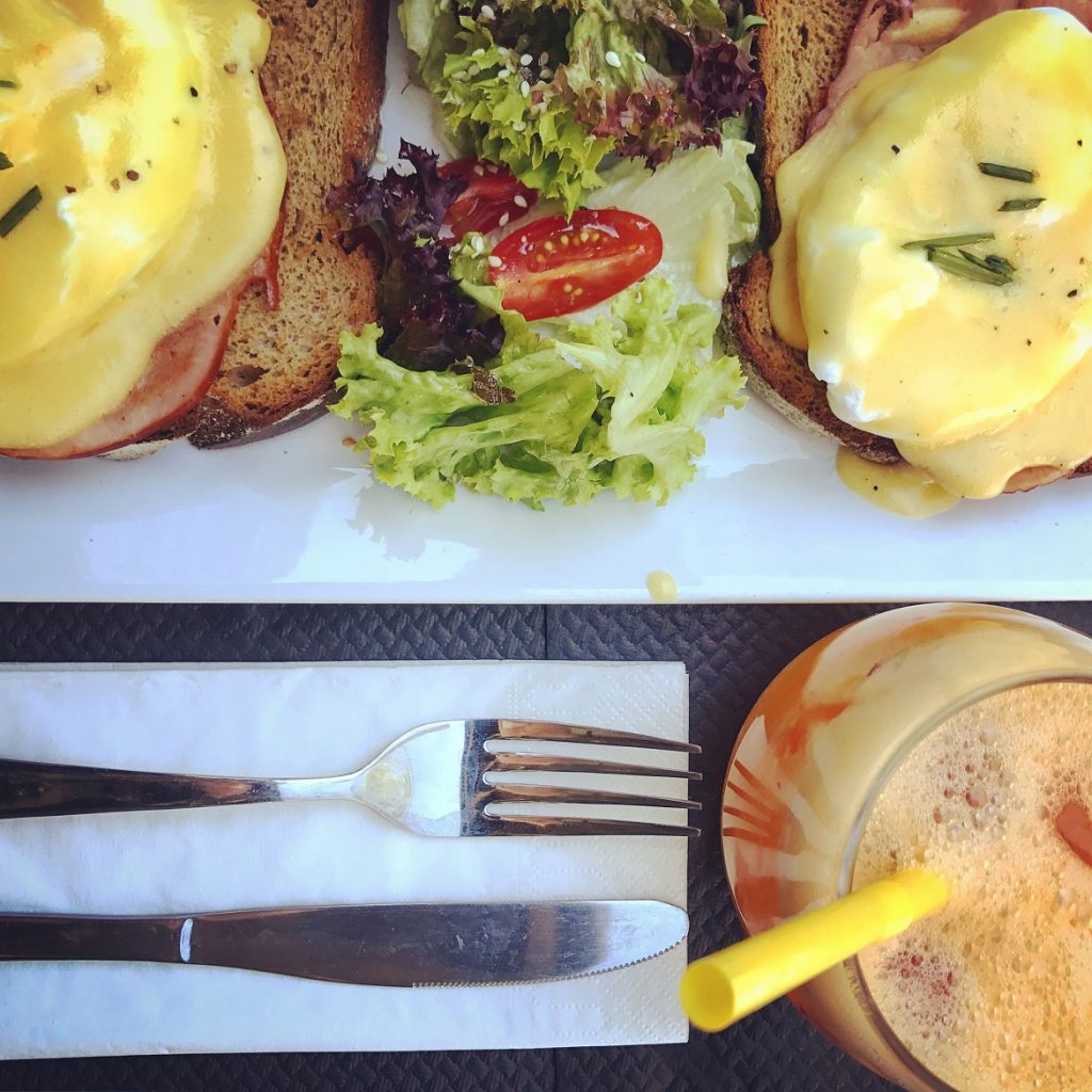 Eggs Benedict (χωριάτικο ψωμί, καπνιστή μπριζόλα, αβγά ποσέ, σως ολαντέζ) 6,5 ευρώ + φυσικός χυμός μήλο, καρότο, πορτοκάλι, ginger, μέλι 4 ευρώ