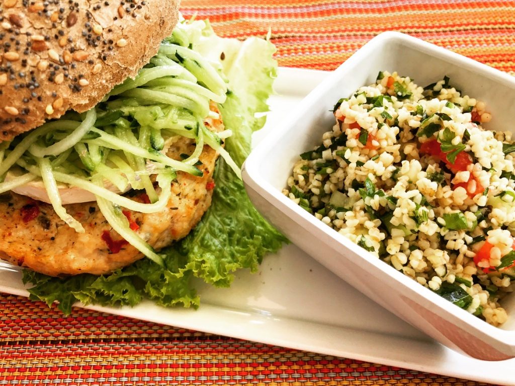 Burger γαλοπούλας με κατσικίσιο τυρί, αγγούρι, γουακαμόλε & ταμπουλέ on the side