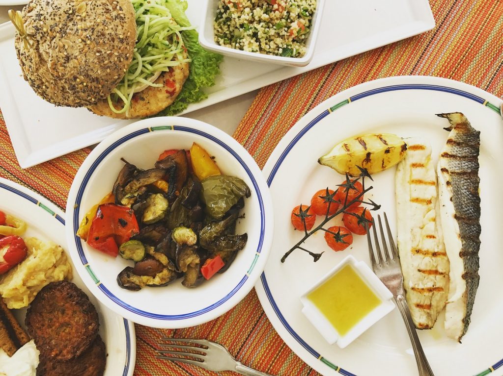 Ψητό φιλέτο λαβράκι με λαδολέμονο & ψητά λαχανικά on the side