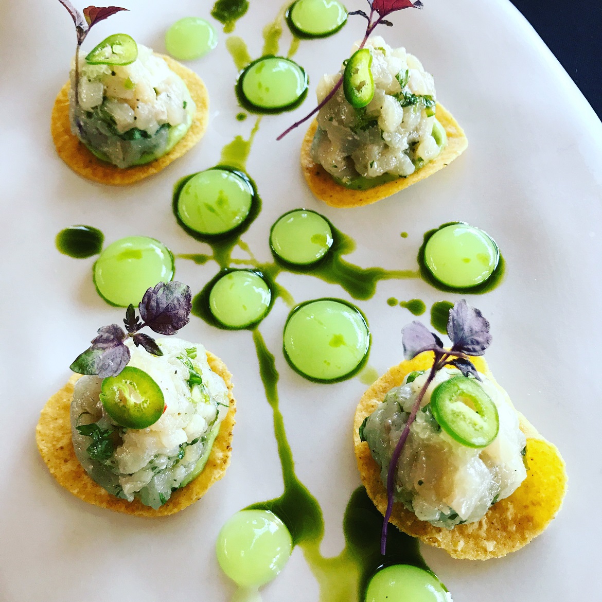 Tostada με ταρτάρ μαγιάτικο, γουακαμόλε & fluid gel λάιμ
