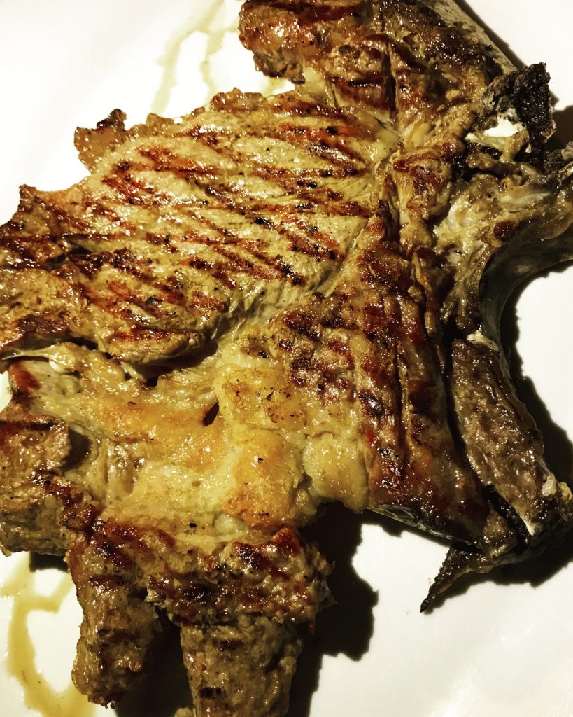 Ένα τεράστιο, συγκλονιστικά ψημένο T-bone steak, σιτεμένο & επομένως απίστευτα τρυφερό!