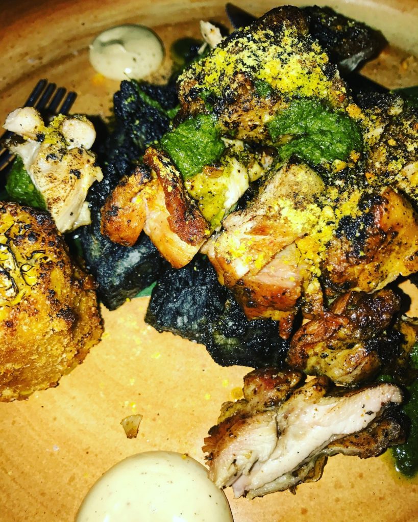 Pollo Asado (ψητό κοτόπουλο με μαύρη γιούκα, chimichurri & πικάντικο καλαμπόκι) στο CHE (Πειραιάς)