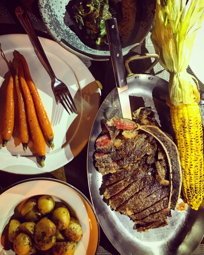 Σούπερ τρυφερό Loin Aberdeen Angus 90 ημερών ωρίμανσης για 2 ή 3 -συοδεύεται από πατάτες φούρνου, χόρτα, καρότα, καλαμπόκι