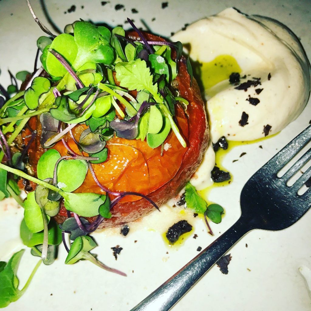 Και ντομάτα γεμιστή με quinoa, πεκάν, μαύρη σταφίδα -από τα ελάχιστα light πιάτα...