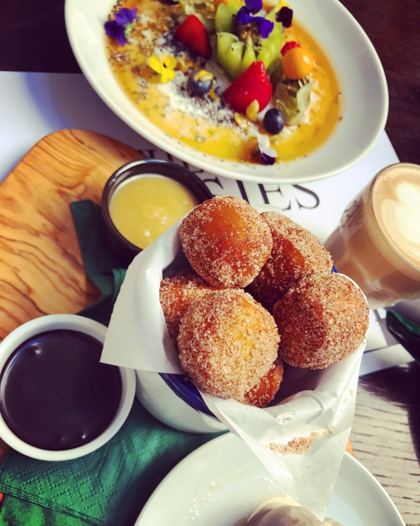 Last but not least στο brunch του THE CLUMSIES: Ρυζόγαλο με Chia, με σπόρους κάναβης, φρέσκα φρούτα & βρώσιμα λουλούδια & Asian Churros, μπουκίτσες steamed bun πασπαλισμένες με ζάχαρη & κανέλα, συνοδευόμενες από παγωτό κανέλα & σπιτικό butterscotch