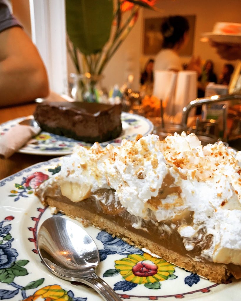 Close-up στο banoffee που μου έκλεψε την καρδιά! (& πίσω η επίσης πεντανόστιμη σοκολατόπιτα)