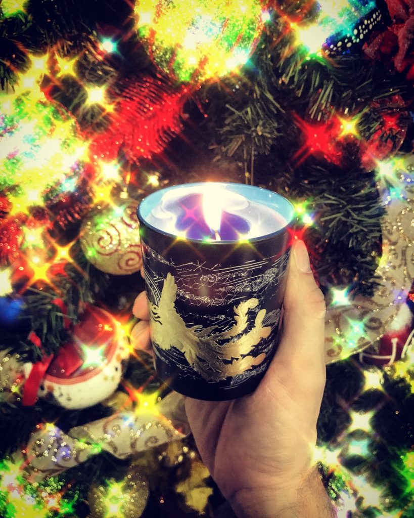 DIPTYQUE: limited holiday collection με αστερισμούς & μυθικά πλάσματα, σχεδιασμένη από τον Γάλλο καλλιτέχνη Philipe Baudelocque. Στη φωτoγραφία το Incence Tears που ευωδιάζει λιβάνι, μύρρο & κανέλα, σε συσκευασία με ζωγραφισμένο χρυσό τον Φοίνικα, το πουλί που αναγεννιέται από τις στάχτες του...