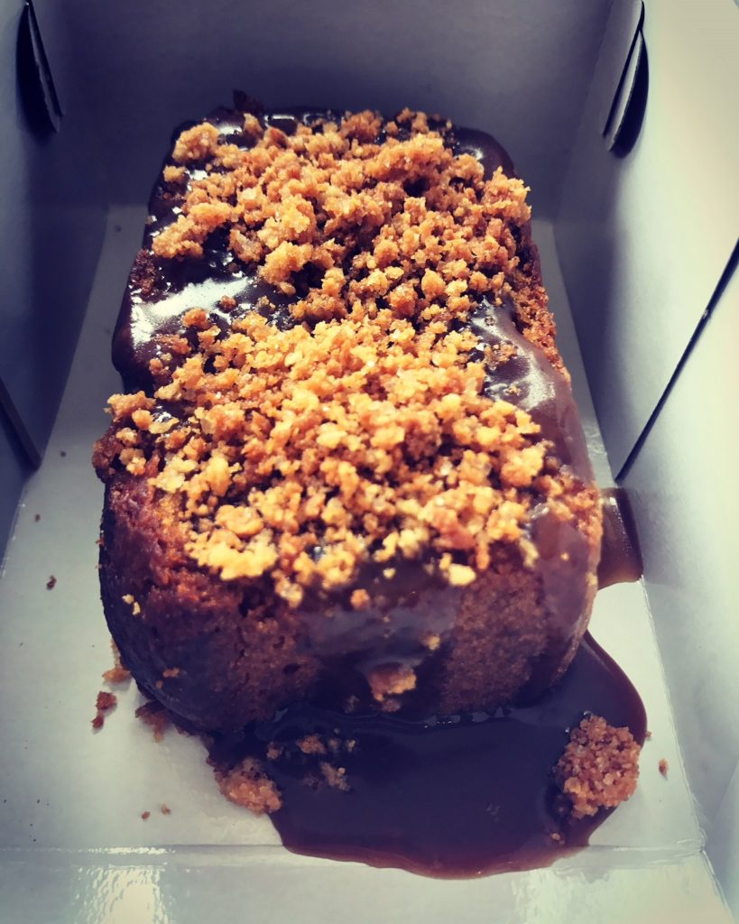 Απίστευτο banana cake στο KITCHEN LAB του τηλεοπτικού σταρ-σεφ Άκη Πετρετζίκη στην πλατεία Αγίας Παρασκευής