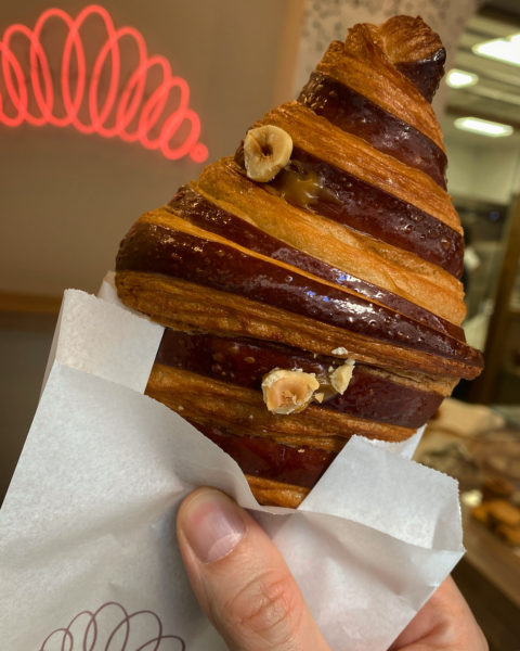 overoll-croissant-athens
